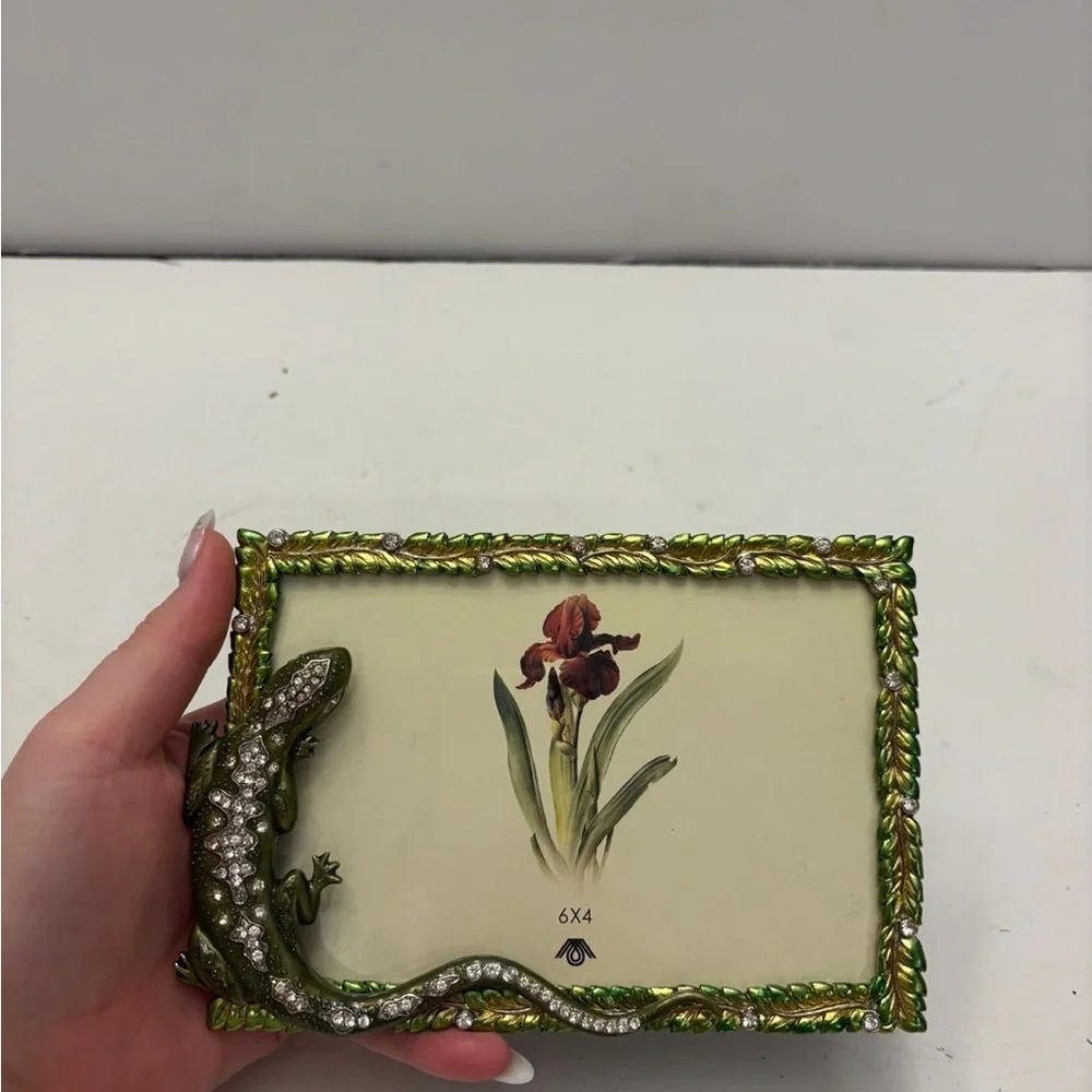 Green and white Rhinestone Lizard photo frame     6 x 4